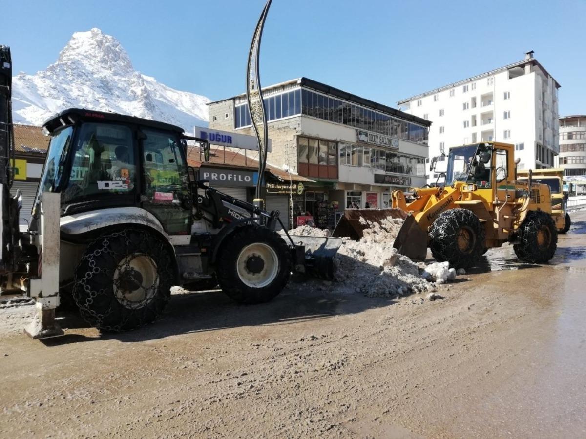 Şemdinli Belediyesinden kar mesaisi