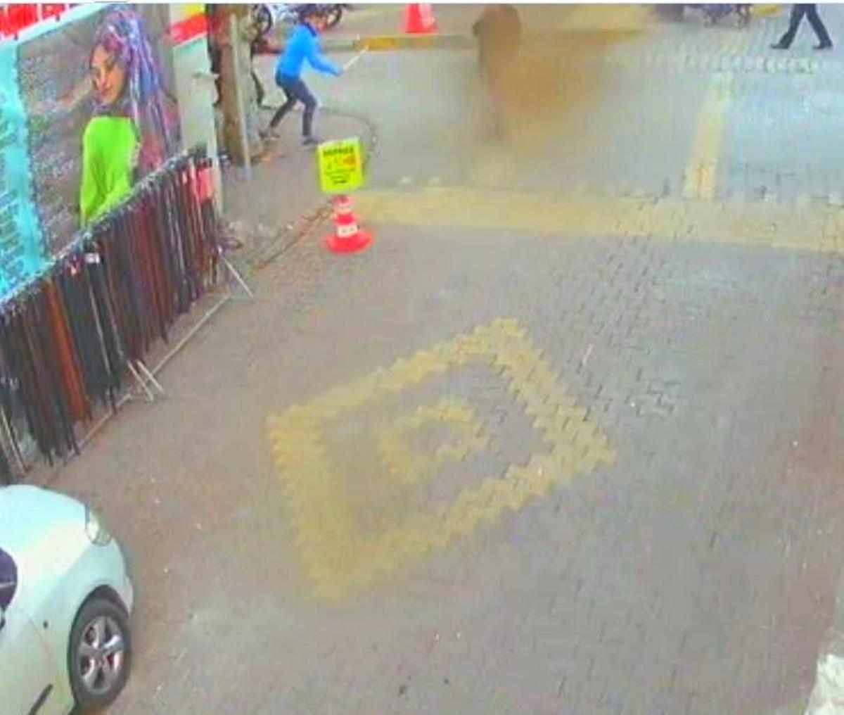 Adıyaman'da şoke eden kavga g&ouml;r&uuml;nt&uuml;s&uuml;! D&ouml;ner bı&ccedil;ağıyla kovaladı