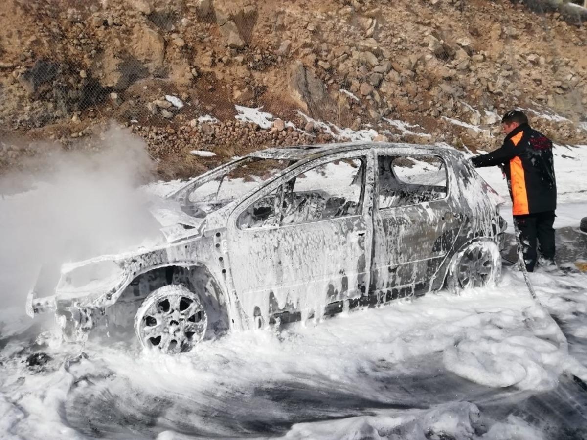 Kayseri'de seyir halindeki ara&ccedil; alev alev yandı