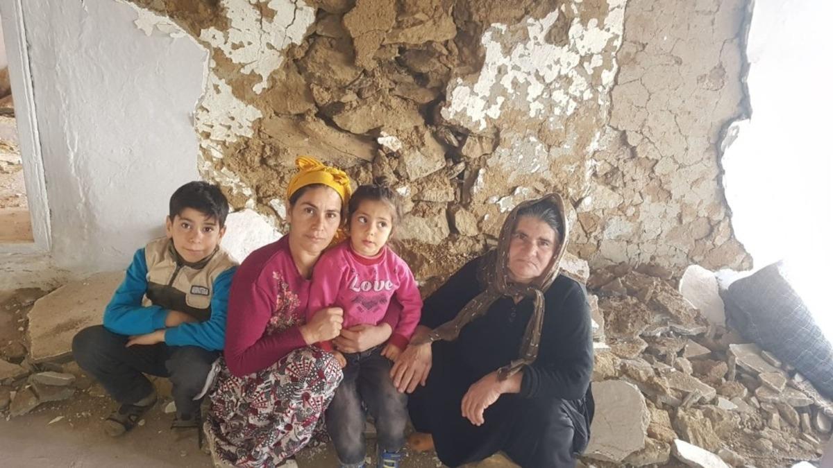 Elazığ depremi Diyarbakır'ı da vurdu... Yıkılan evde yaşamaya devam ediyorlar