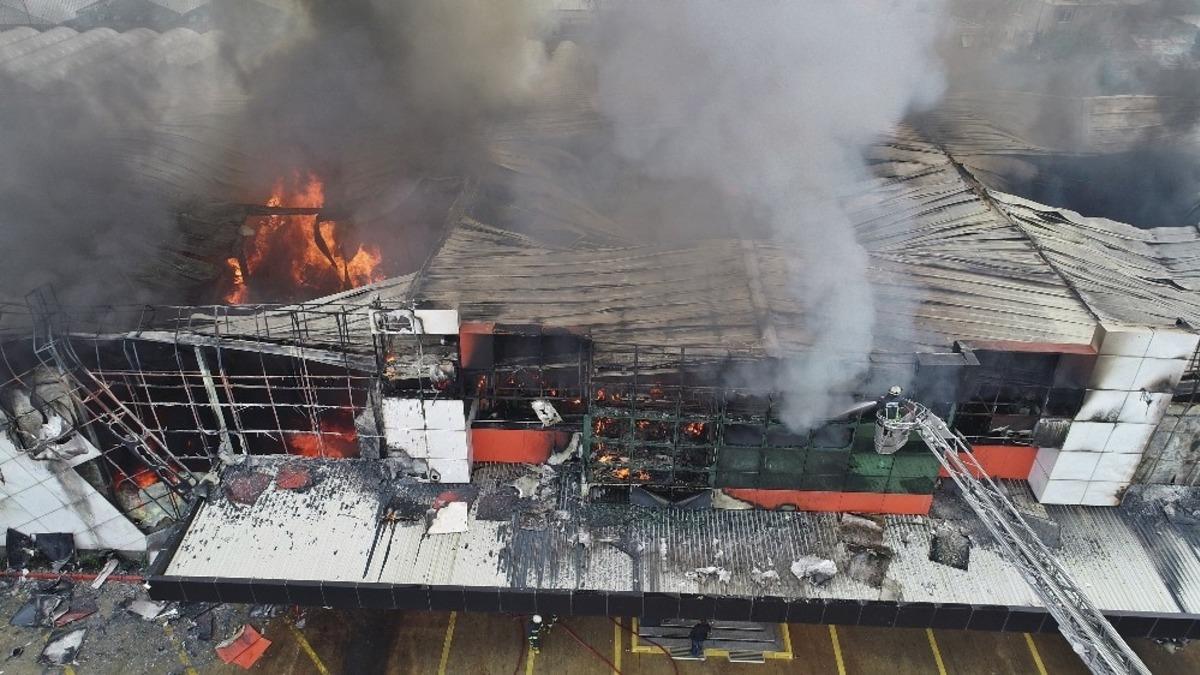 Sebze ve meyve deposunda &ccedil;ıkan yangın 2 saatte kontrol altına alındı