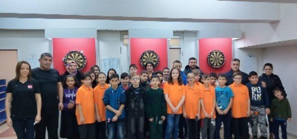 Dart kursiyerleri &ouml;ğrenirken eğleniyorlar