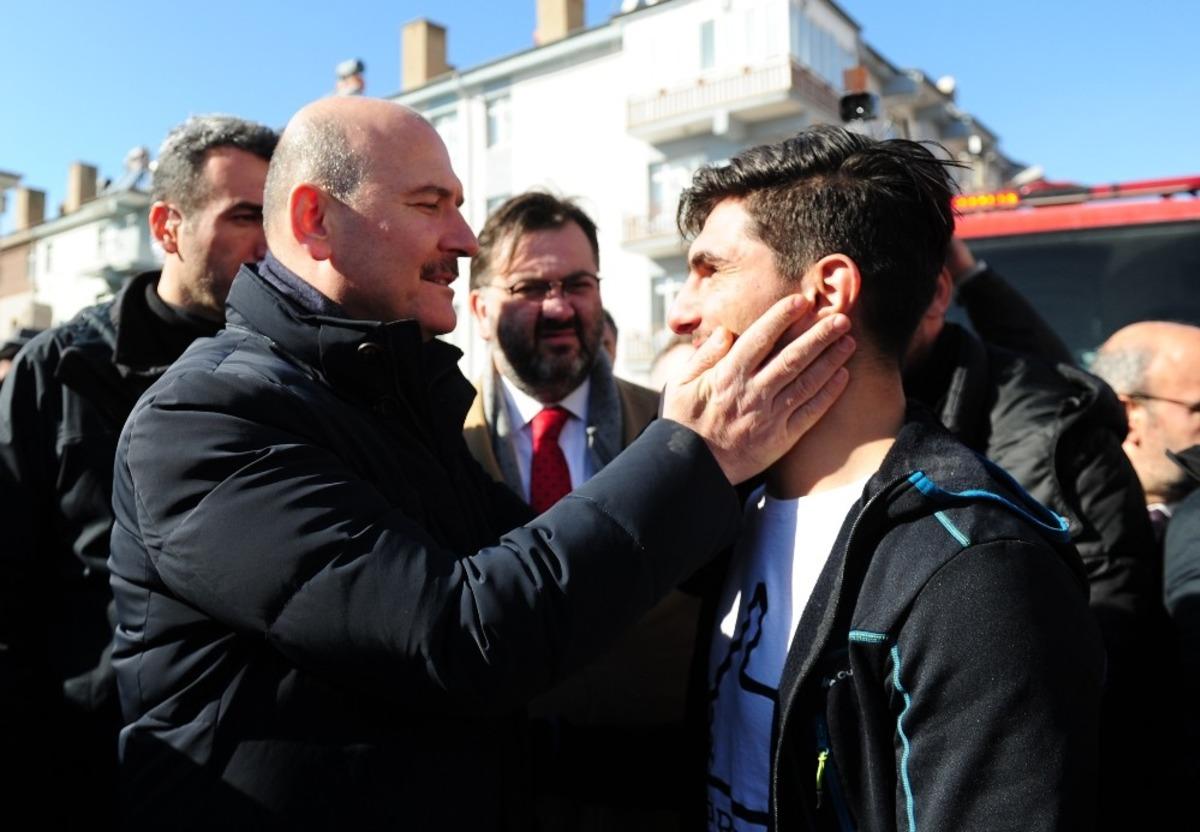 Elleriyle enkaz altından &ccedil;ıkarmıştı! Suriyeli Mahmut, Bakanlar Soylu ve Koca ile enkazda g&ouml;r&uuml;şt&uuml;