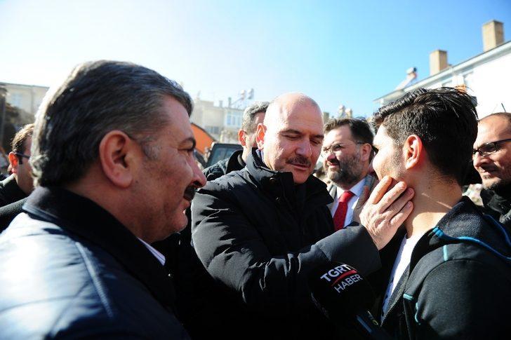 Elleriyle enkaz altından çıkarmıştı! Suriyeli Mahmut, Bakanlar Soylu ve Koca ile enkazda görüştü G3