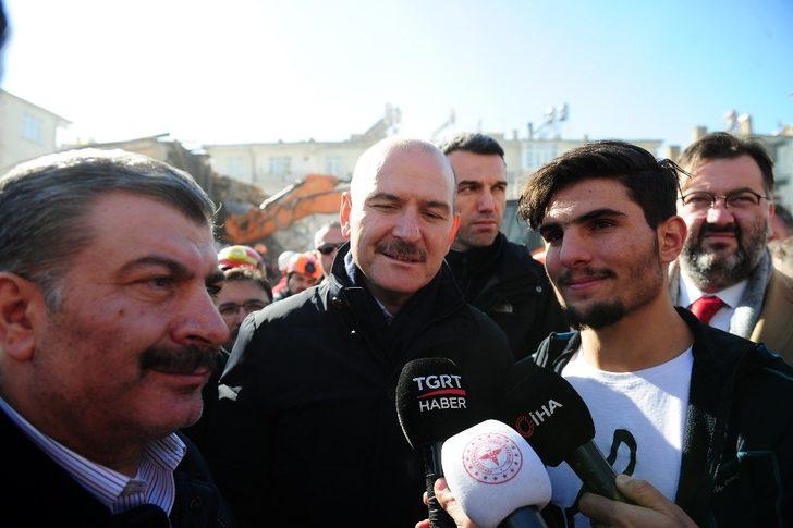 Elleriyle enkaz altından çıkarmıştı! Suriyeli Mahmut, Bakanlar Soylu ve Koca ile enkazda görüştü G4