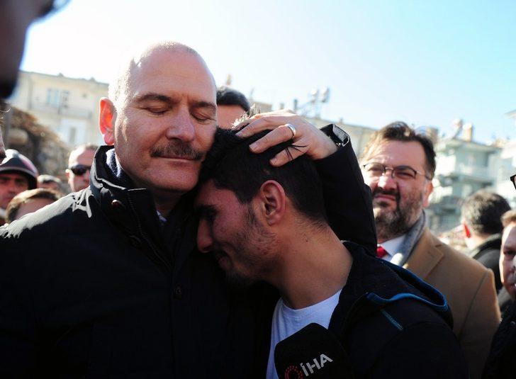 Elleriyle enkaz altından çıkarmıştı! Suriyeli Mahmut, Bakanlar Soylu ve Koca ile enkazda görüştü G5