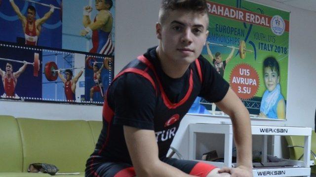 Yaşından fazla madalya sahibi