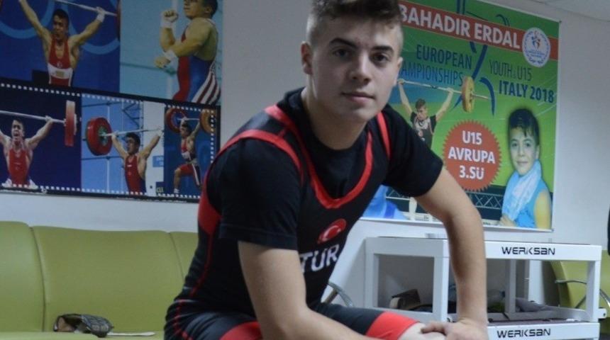 Yaşından fazla madalya sahibi