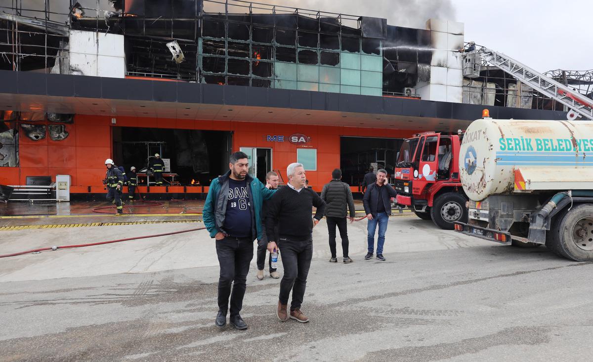 İş yerleri yanan kardeşler o anları g&ouml;zyaşlarıyla izledi