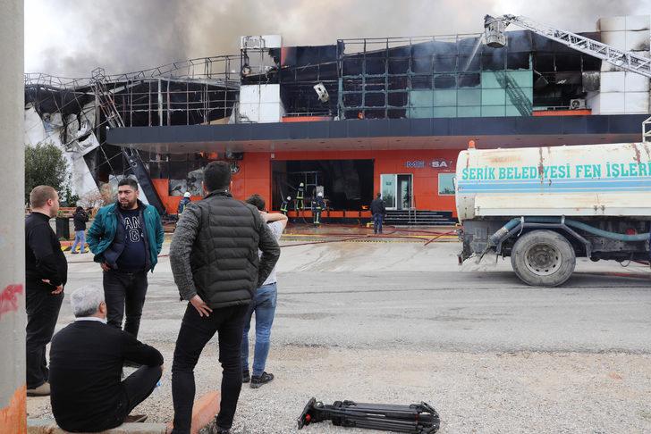 İş yerleri yanan kardeşler o anları gözyaşlarıyla izledi G3