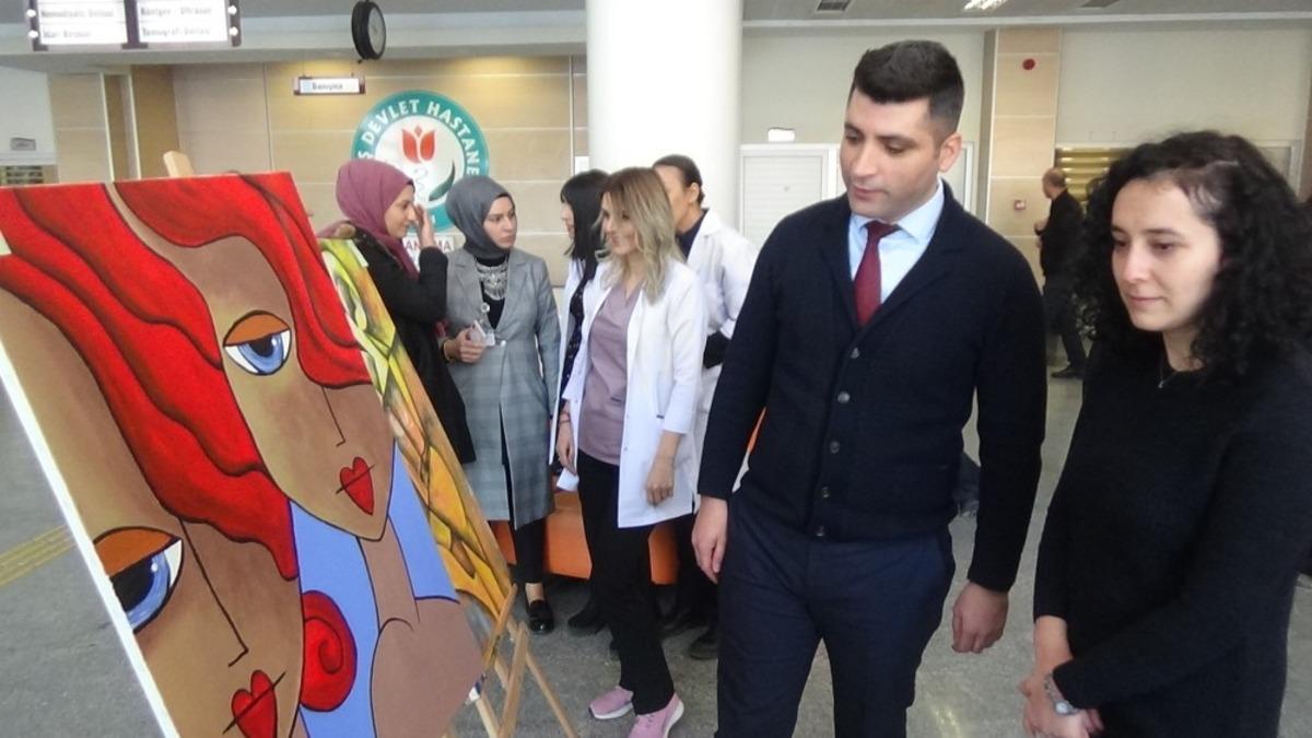 Tedavi g&ouml;ren hastaların yaptığı eserler bir saatte satıldı