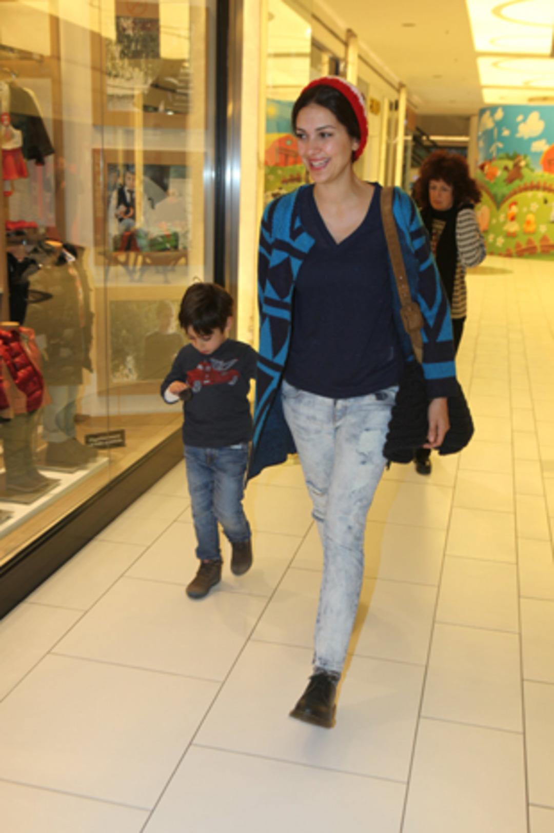 Berg&uuml;zar Korel oğlunun ısrarına dayanamadı