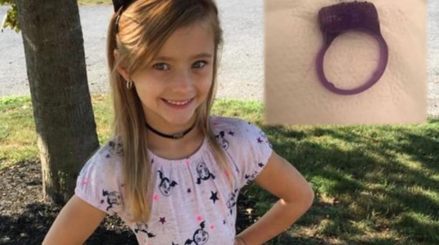 Fantezi oyuncağını bilezik sanıp arkadaşına hediye etti!