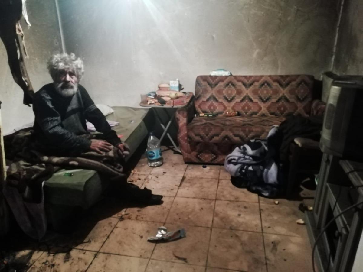 Sokakta yaşam savaşı veren yaşlı adama muhtarlar sahip &ccedil;ıktı