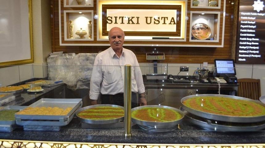 Kadayıf&ccedil;ı Sıtkı Usta bir haftalık gelirlerini depremzedelere g&ouml;nderecek