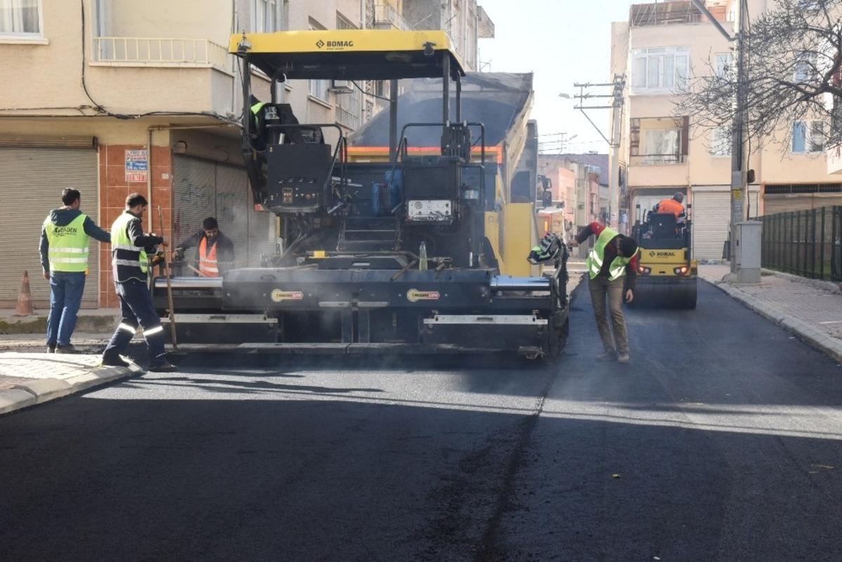 Toroslar Belediyesinin asfalt &ccedil;alışmaları s&uuml;r&uuml;yor