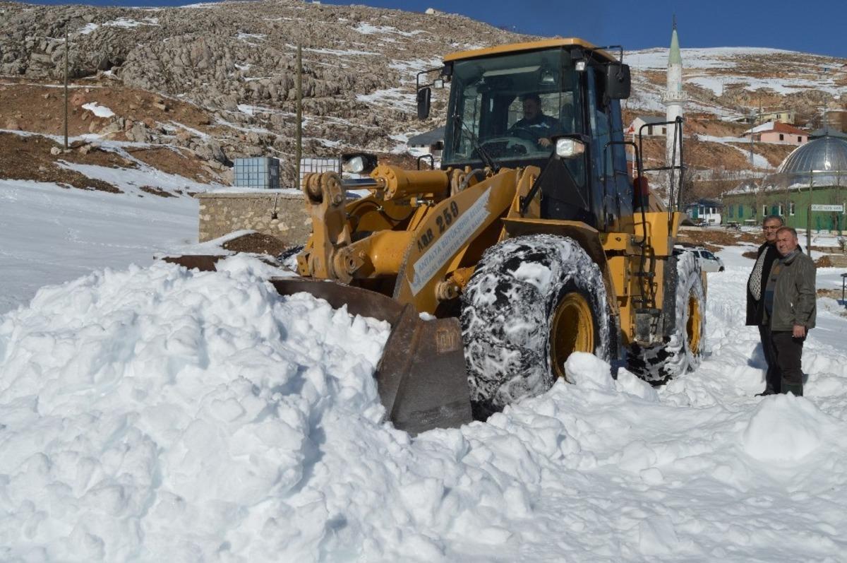 Korkuteli S&ouml;b&uuml;ce&rsquo;de karla m&uuml;cadele