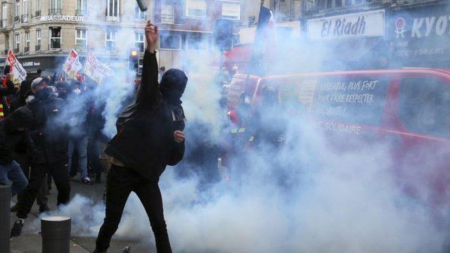 Fransa'da Sakat Bırakan El Bombası Yasaklandı