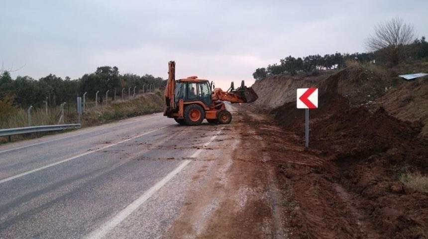 Karayolları menfez ve su kanallarını temizliyor
