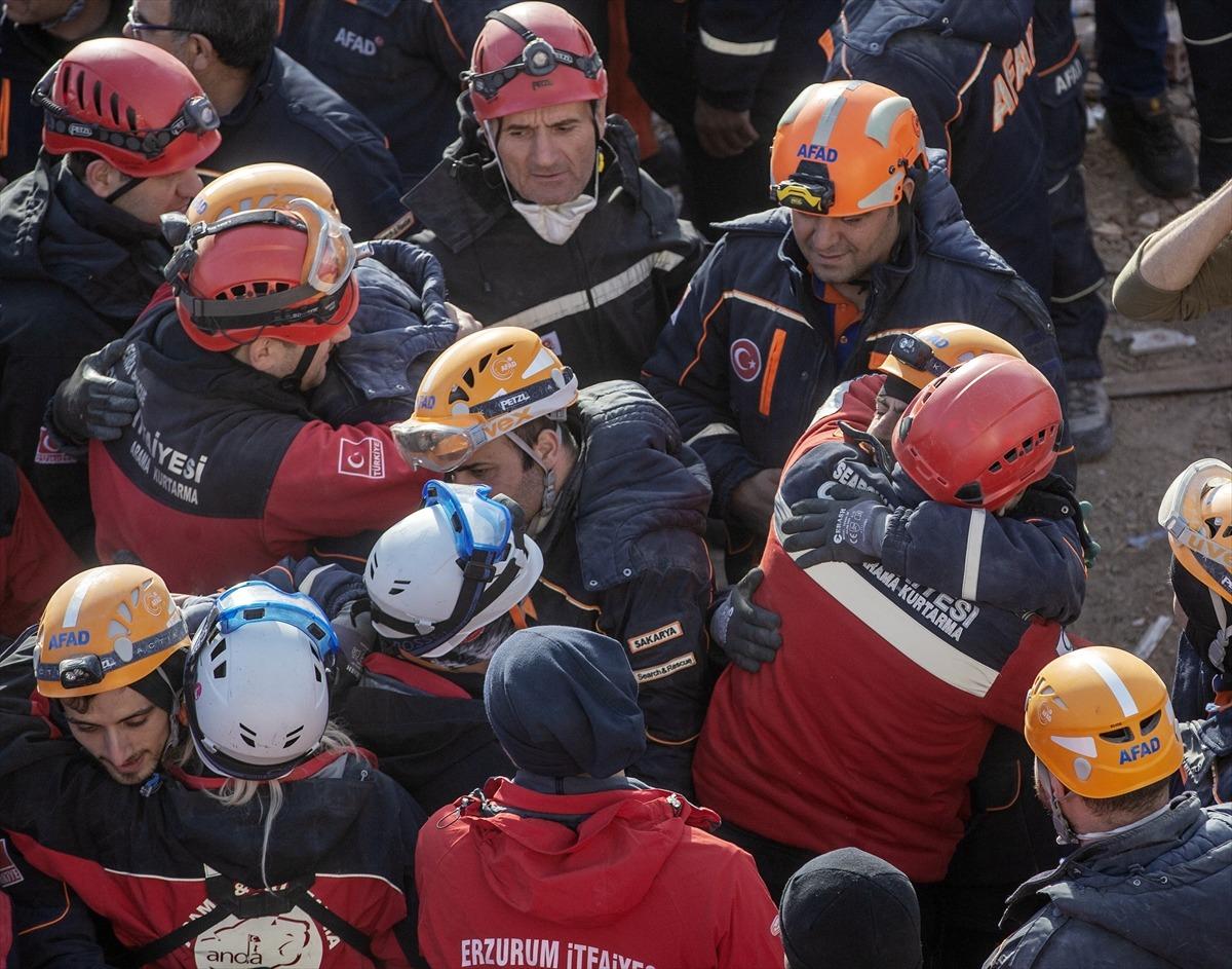 Elazığ'da arama kurtarma ekiplerinden duygusal t&ouml;ren!