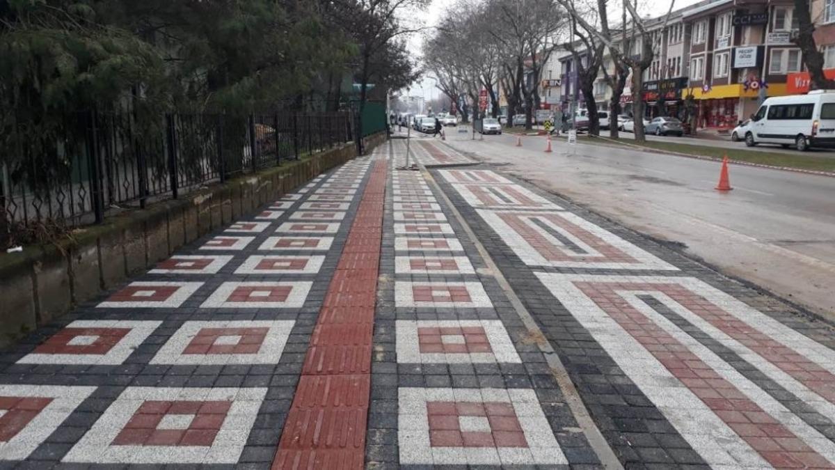 İneg&ouml;l&rsquo;deki kaldırım ve otopark &ccedil;alışması tamamalandı