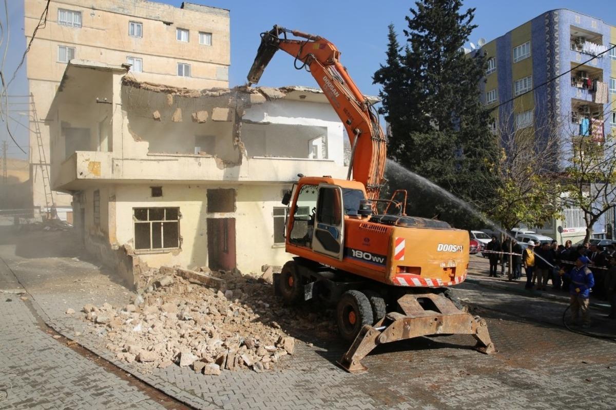 Harabeler yıkılarak yeşil alana d&ouml;n&uuml;şt&uuml;r&uuml;l&uuml;yor