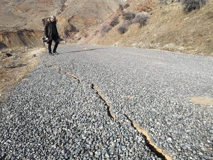 Depremde Sivrice'deki köy yollarında dev yarıklar oluştu G2