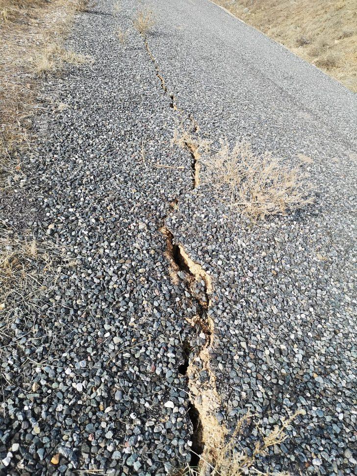 Depremde Sivrice'deki köy yollarında dev yarıklar oluştu G3