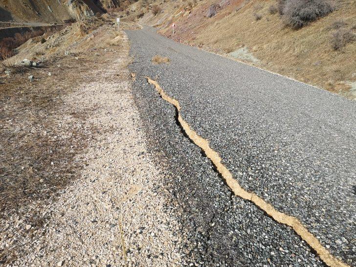 Depremde Sivrice'deki köy yollarında dev yarıklar oluştu G4