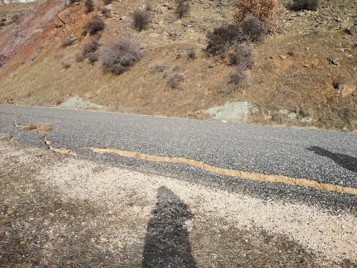 Depremde Sivrice'deki köy yollarında dev yarıklar oluştu G5