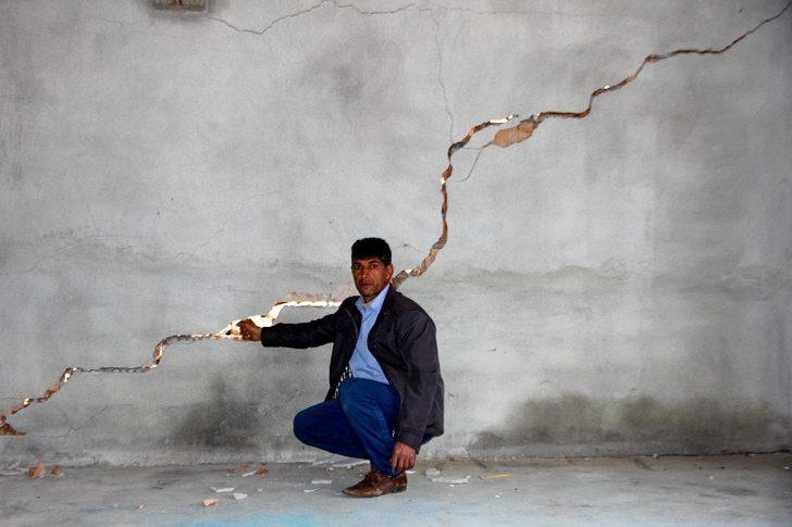 Adıyaman’da deprem sonrası oluşan dev çatlaklar korkutuyor G1