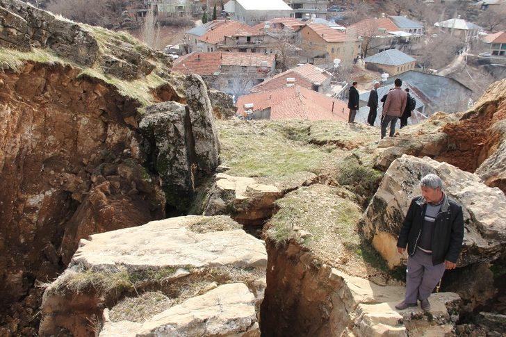 Adıyaman’da deprem sonrası oluşan dev çatlaklar korkutuyor G2