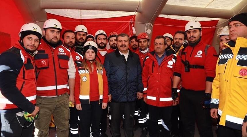 Bakan Koca, Elazığ&rsquo;daki Kırklareli UMKE ekibinin &ccedil;alışmalarını inceledi