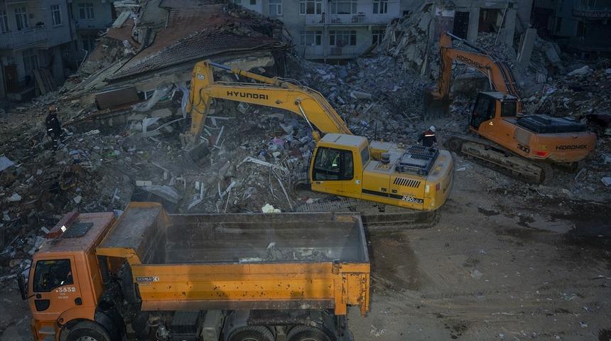 Son dakika! Elazığ'da 5 katlı bir bina kontrollü yıkılıyor