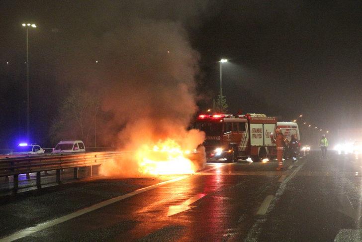 Fatih Sultan Mehmet Köprüsü girişinde otomobil alev alev yandı G1
