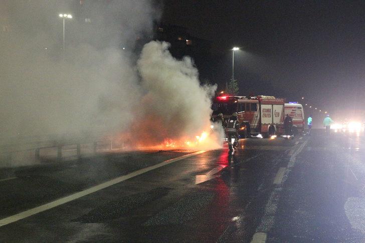 Fatih Sultan Mehmet Köprüsü girişinde otomobil alev alev yandı G2