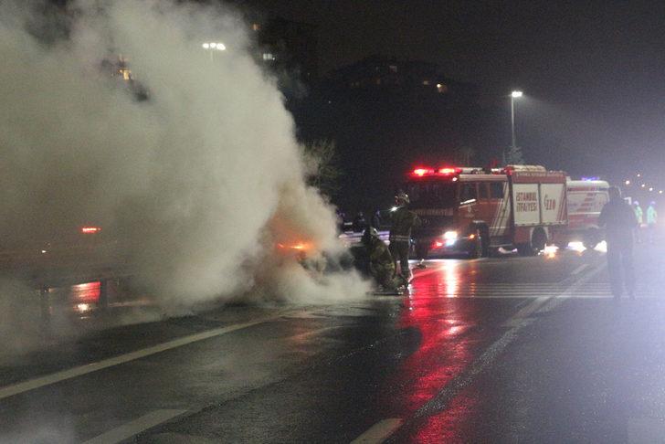 Fatih Sultan Mehmet Köprüsü girişinde otomobil alev alev yandı G3