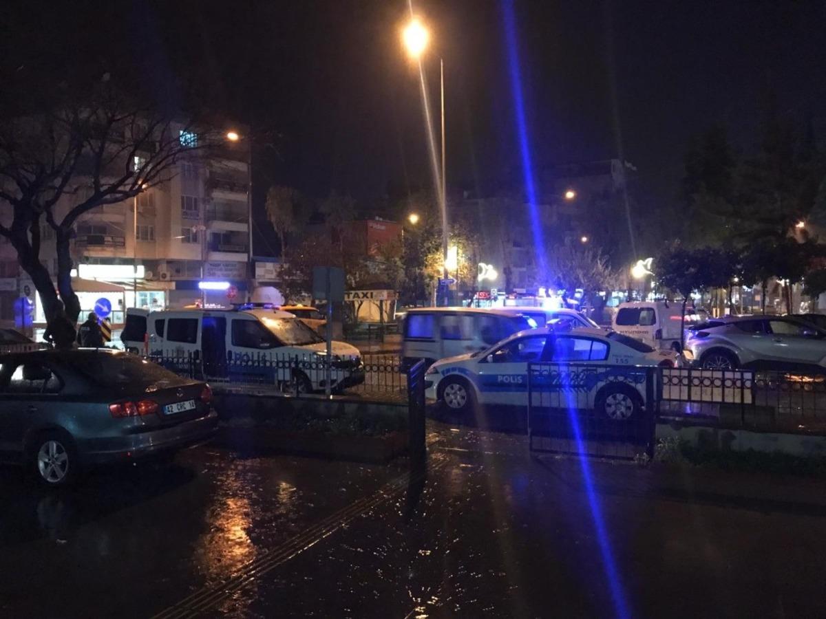 Adliye binasını taşlayan alkoll&uuml; şahıs kelep&ccedil;elenerek zapt edildi