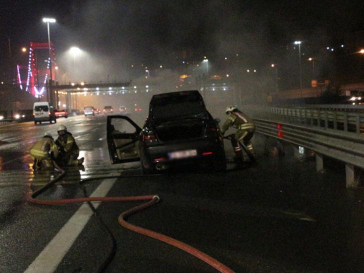 Fatih Sultan Mehmet Köprüsü girişinde otomobil alev alev yandı G4