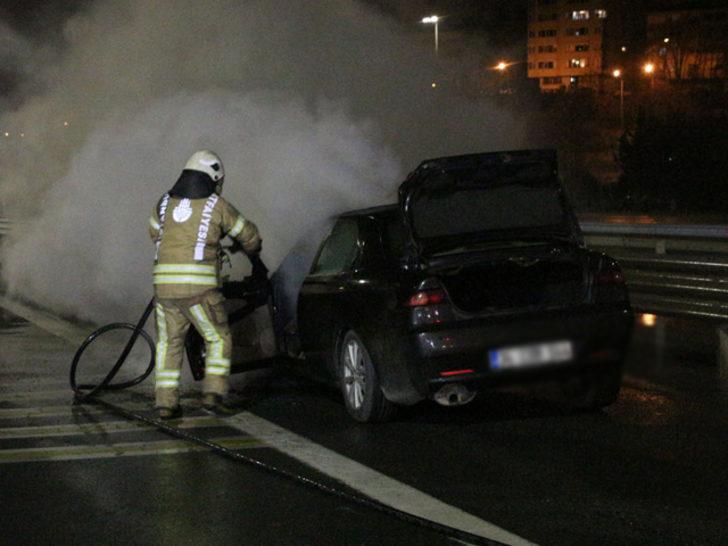 Fatih Sultan Mehmet Köprüsü girişinde otomobil alev alev yandı G5
