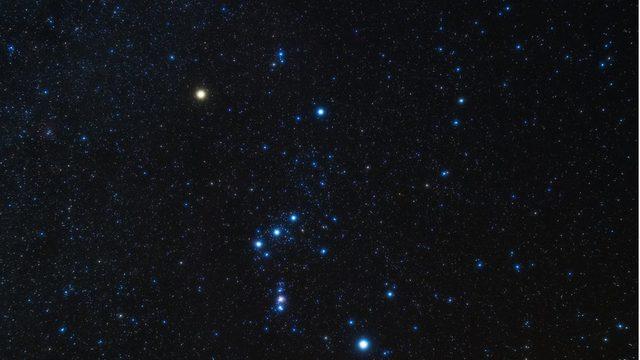 Betelgeuse (üstte solda), Orion takım yıldızında bulunuyor. Yıldız, Dünya'dan yaklaşık 700 ışık yılı uzakta