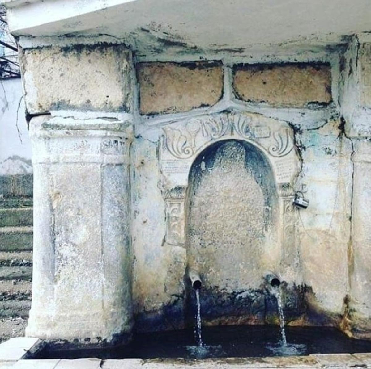 &Uuml;&ccedil; d&ouml;nemin izlerini &uuml;zerinde taşıyan tarihi &ccedil;eşme ilgi g&ouml;r&uuml;yor