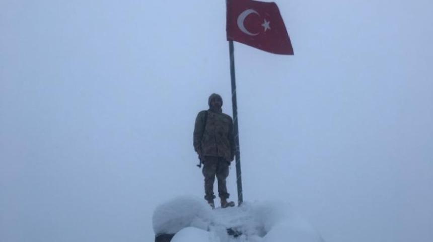 Sosyal medyada paylaşım rekoru kırıyor! Sınırda bayrak nöbeti