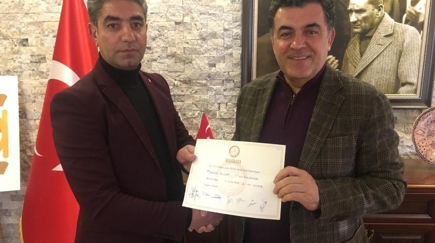 Yeni meclis &uuml;yesi Tahsin Bulut mazbatasını aldı