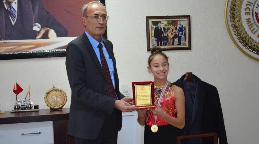 Didimli minik cimnastik&ccedil;iler plaketle &ouml;d&uuml;llendirildi