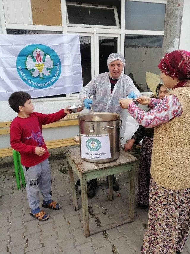 Büyükşehirden Akhisarlı depremzedelere çorba yardımı