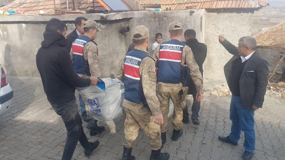 Jandarma ekipleri, Adıyaman&rsquo;da depremzedelere &ccedil;adır dağıttı