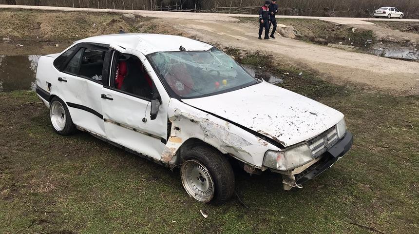 Samsun'da devrilen otomobilin s&uuml;r&uuml;c&uuml;s&uuml; &ouml;ld&uuml;