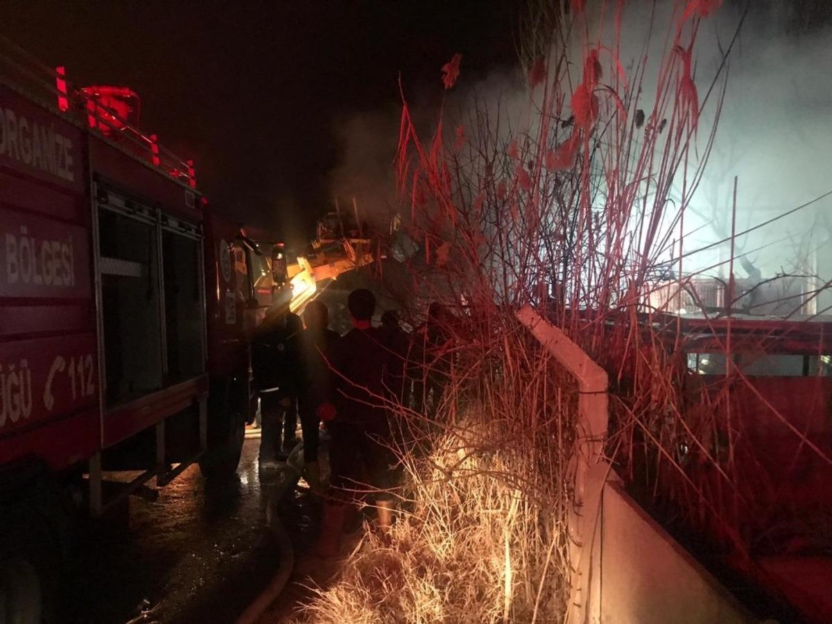 Tekstil at&ouml;lyesinde alevlere teslim oldu