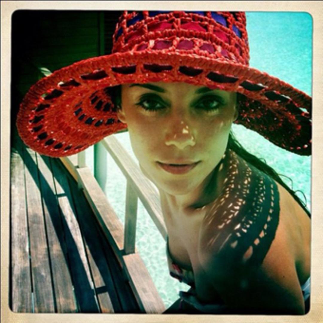 Cansu Dere yine yollarda